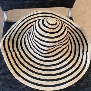 Black and white Abercrombie striped beach hat